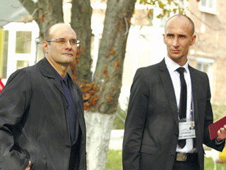 Андрей Буров слева